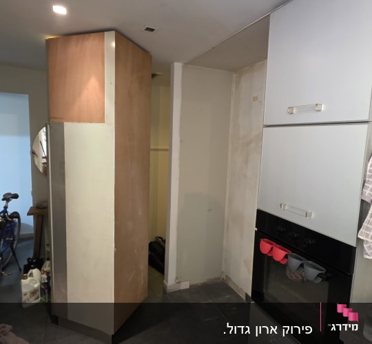 מטבח עם ארונות וכלים, שיפוץ בעיצומו